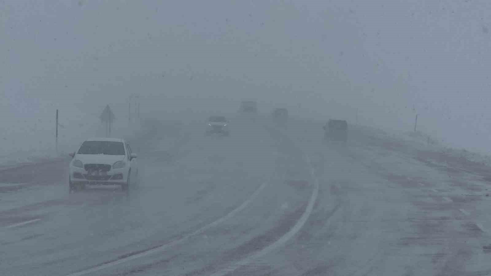 Van’da 21 yerleşim yerinin yolu ulaşıma kapandı
