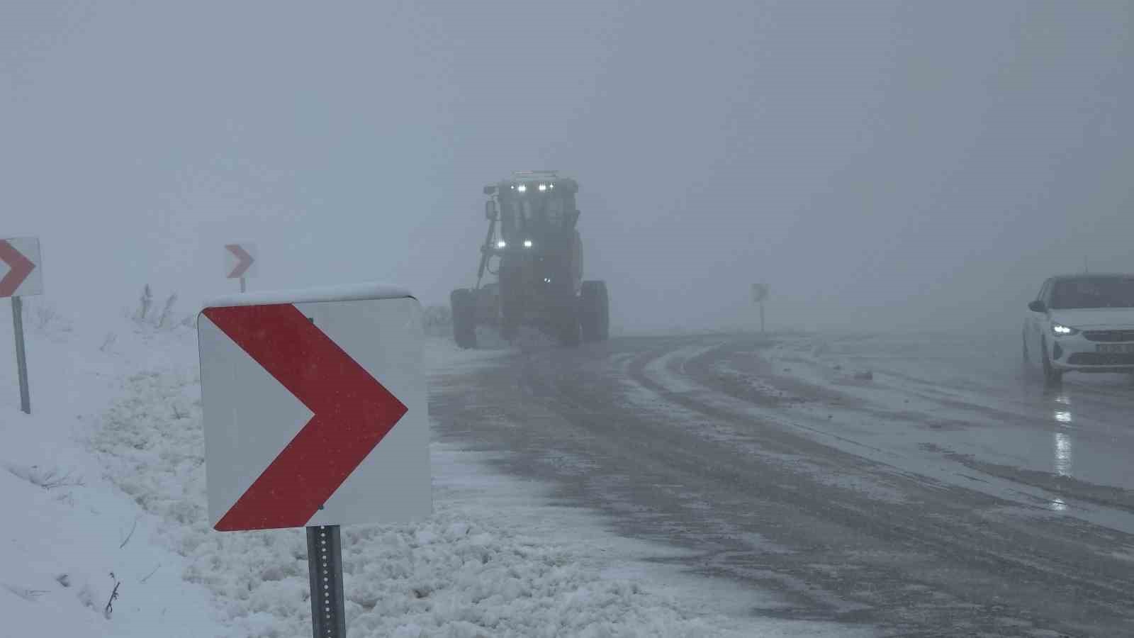 Van’da 21 yerleşim yerinin yolu ulaşıma kapandı
