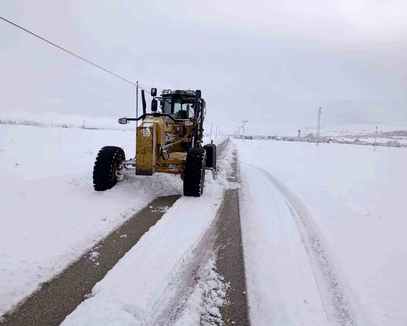 Van’da 216 yerleşim yerinin yolu kapandı
