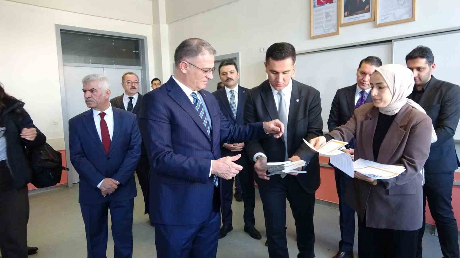 Van’da 275 bin 363 öğrenci karne heyecanı yaşadı
