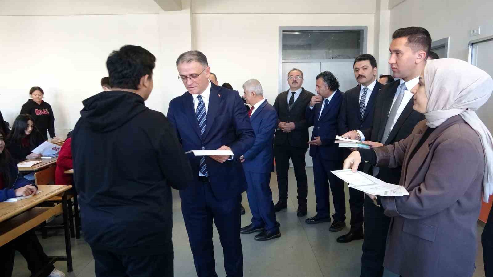 Van’da 275 bin 363 öğrenci karne heyecanı yaşadı
