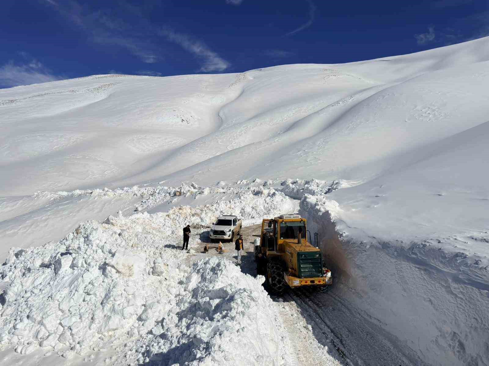 Van’da 3 bin 300 rakımlı mezra yolunda karla mücadele sürüyor
Van’da 3 bin 300 rakımlı mezra yolunda karla mücadele sürüyor