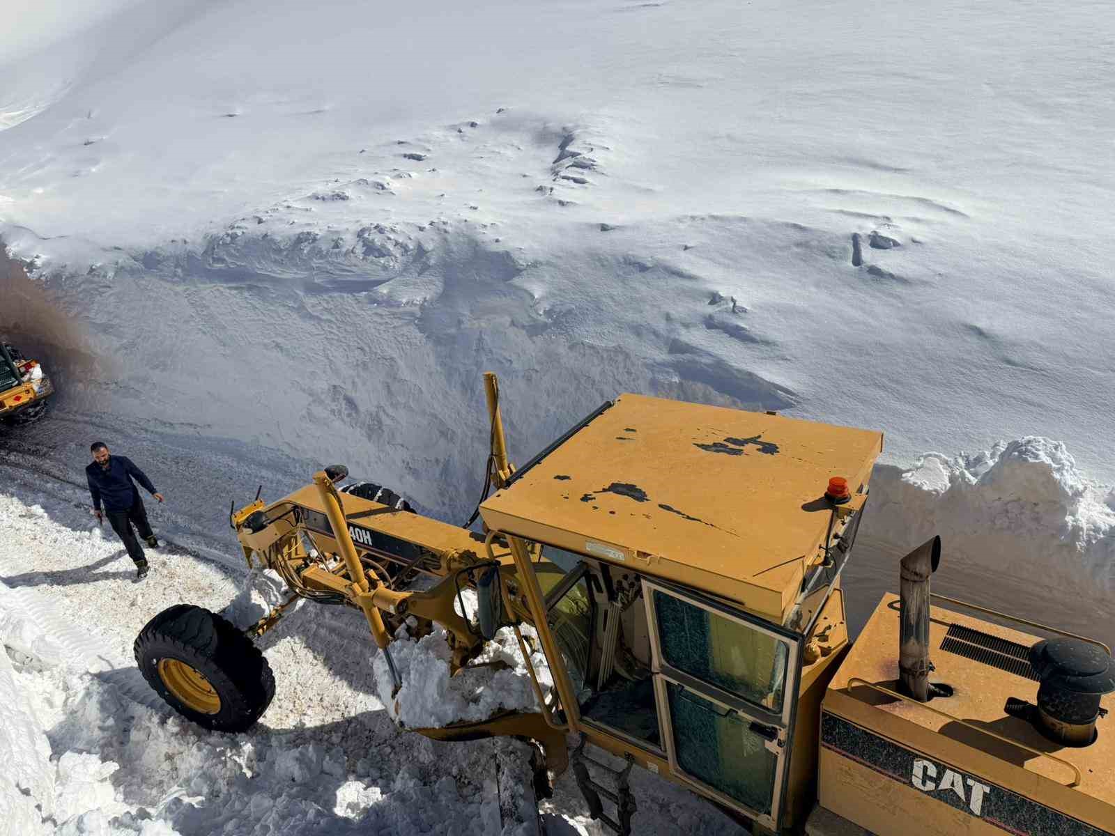 Van’da 3 bin 300 rakımlı mezra yolunda karla mücadele sürüyor
Van’da 3 bin 300 rakımlı mezra yolunda karla mücadele sürüyor