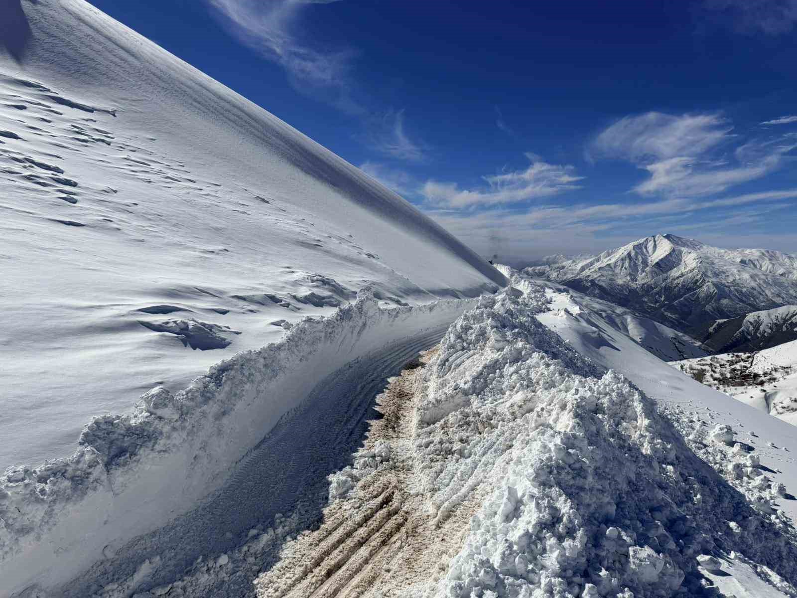Van’da 3 bin 300 rakımlı mezra yolunda karla mücadele sürüyor
Van’da 3 bin 300 rakımlı mezra yolunda karla mücadele sürüyor