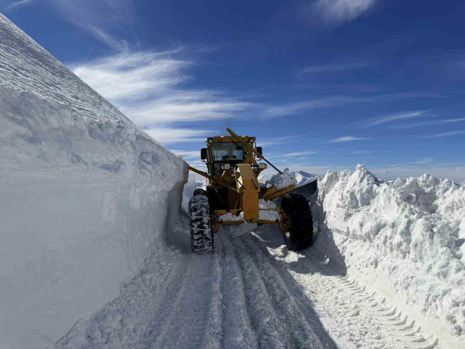 Van’da 3 bin 300 rakımlı mezra yolunda karla mücadele sürüyor
Van’da 3 bin 300 rakımlı mezra yolunda karla mücadele sürüyor