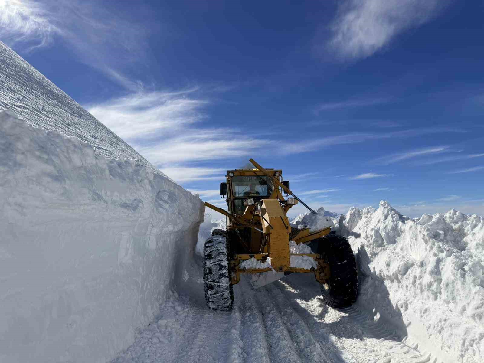 Van’da 3 bin 300 rakımlı mezra yolunda karla mücadele sürüyor
Van’da 3 bin 300 rakımlı mezra yolunda karla mücadele sürüyor
