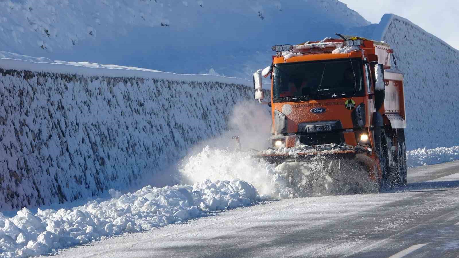 Van’da 390 yerleşim yerinin yolu kardan kapandı
Van’da 390 yerleşim yerinin yolu kardan kapandı
