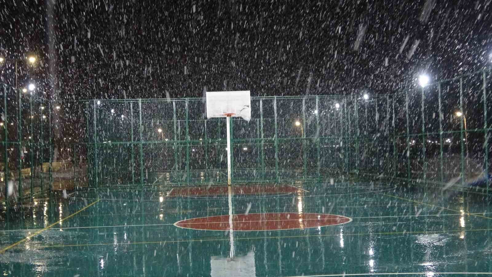 Van’da 390 yerleşim yerinin yolu kardan kapandı
Van’da 390 yerleşim yerinin yolu kardan kapandı