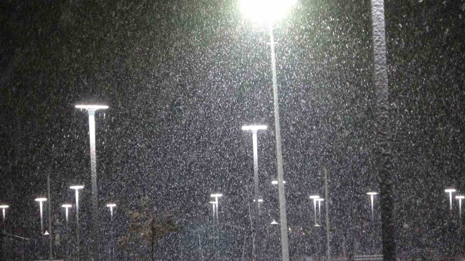 Van’da 390 yerleşim yerinin yolu kardan kapandı
Van’da 390 yerleşim yerinin yolu kardan kapandı