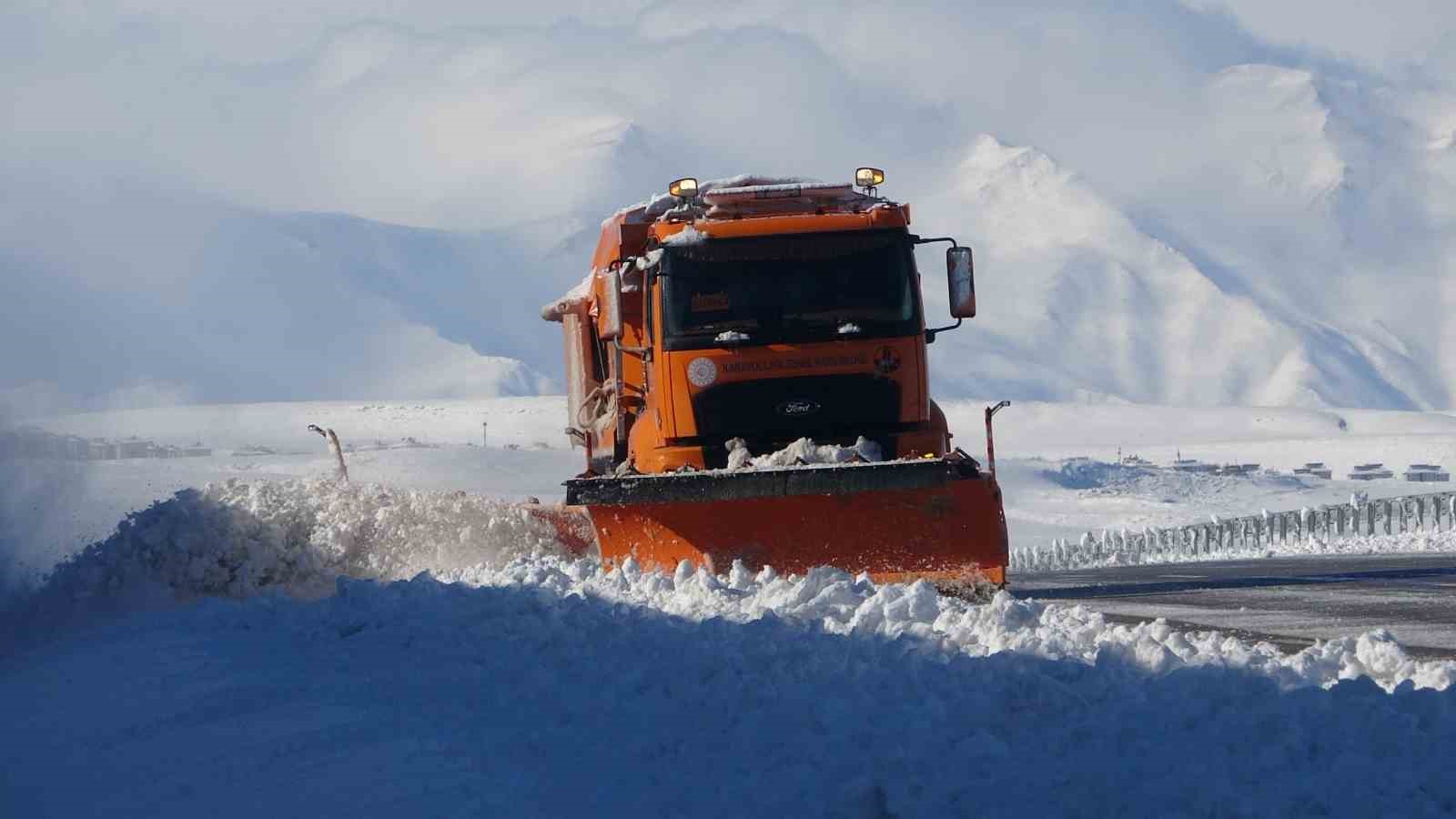 Van’da 390 yerleşim yerinin yolu kardan kapandı
Van’da 390 yerleşim yerinin yolu kardan kapandı