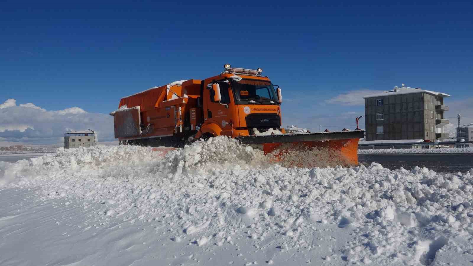 Van’da 390 yerleşim yerinin yolu kardan kapandı
Van’da 390 yerleşim yerinin yolu kardan kapandı
