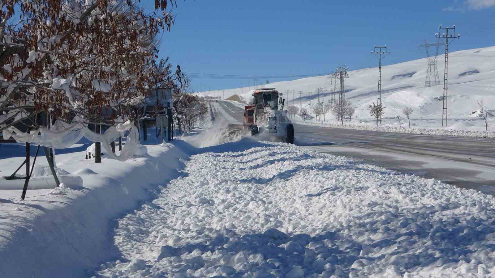 Van’da 390 yerleşim yerinin yolu kardan kapandı
Van’da 390 yerleşim yerinin yolu kardan kapandı