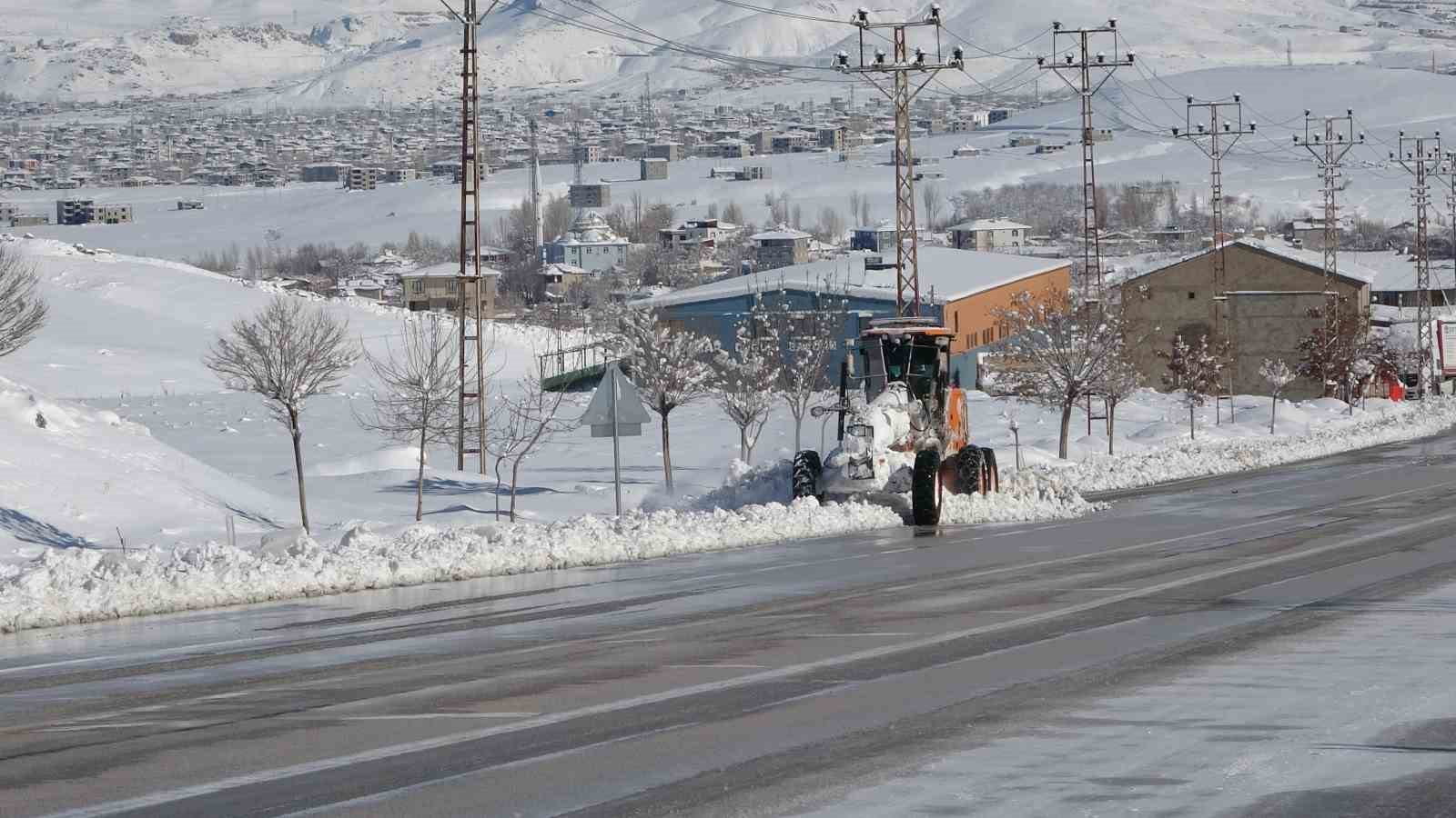 Van’da 390 yerleşim yerinin yolu kardan kapandı
Van’da 390 yerleşim yerinin yolu kardan kapandı