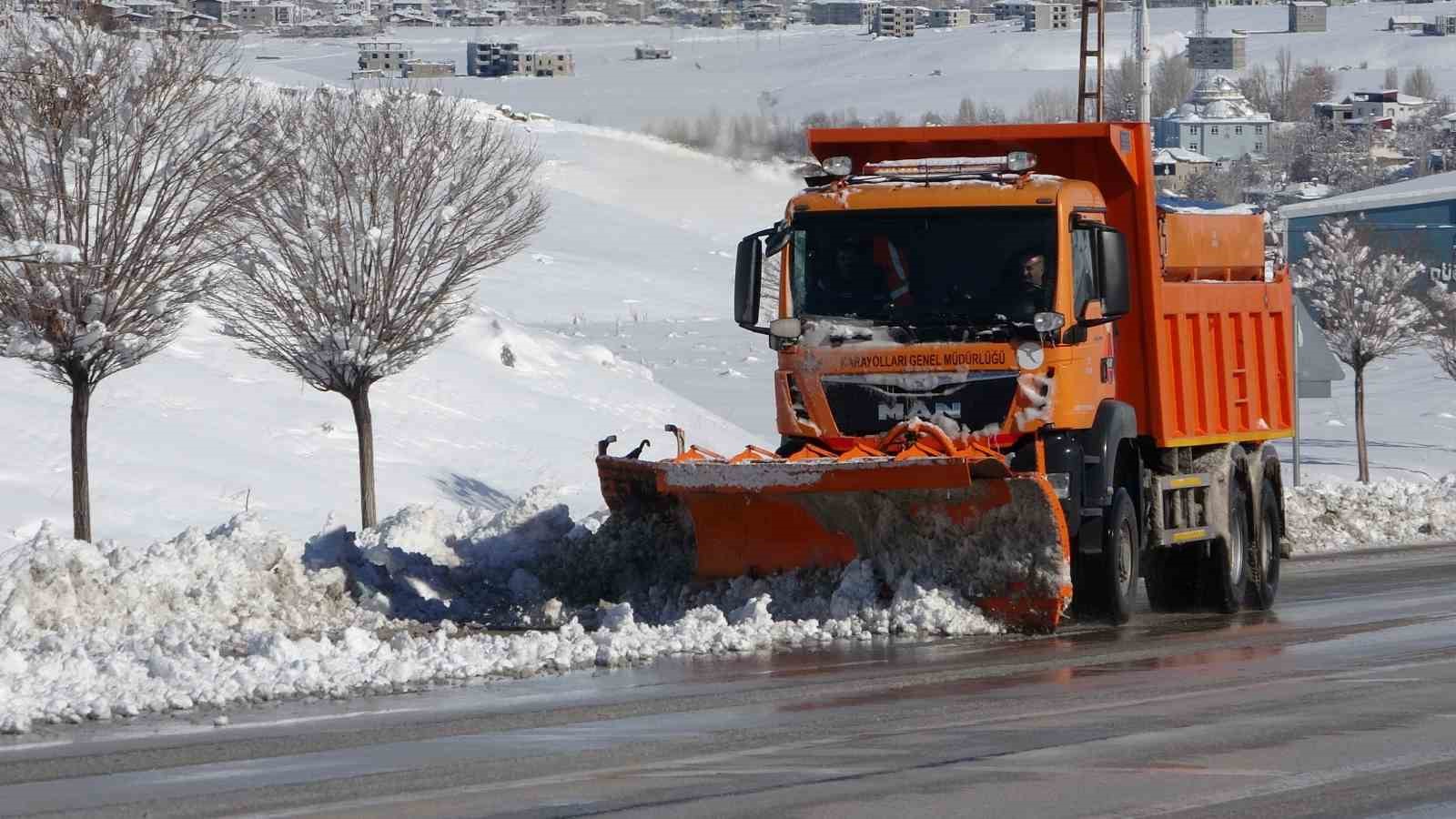 Van’da 390 yerleşim yerinin yolu kardan kapandı
Van’da 390 yerleşim yerinin yolu kardan kapandı