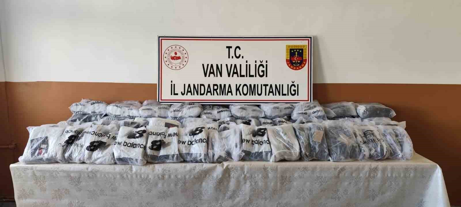 Van’da 4 milyon 100 bin lira değerinde gümrük kaçağı malzeme ele geçirildi
