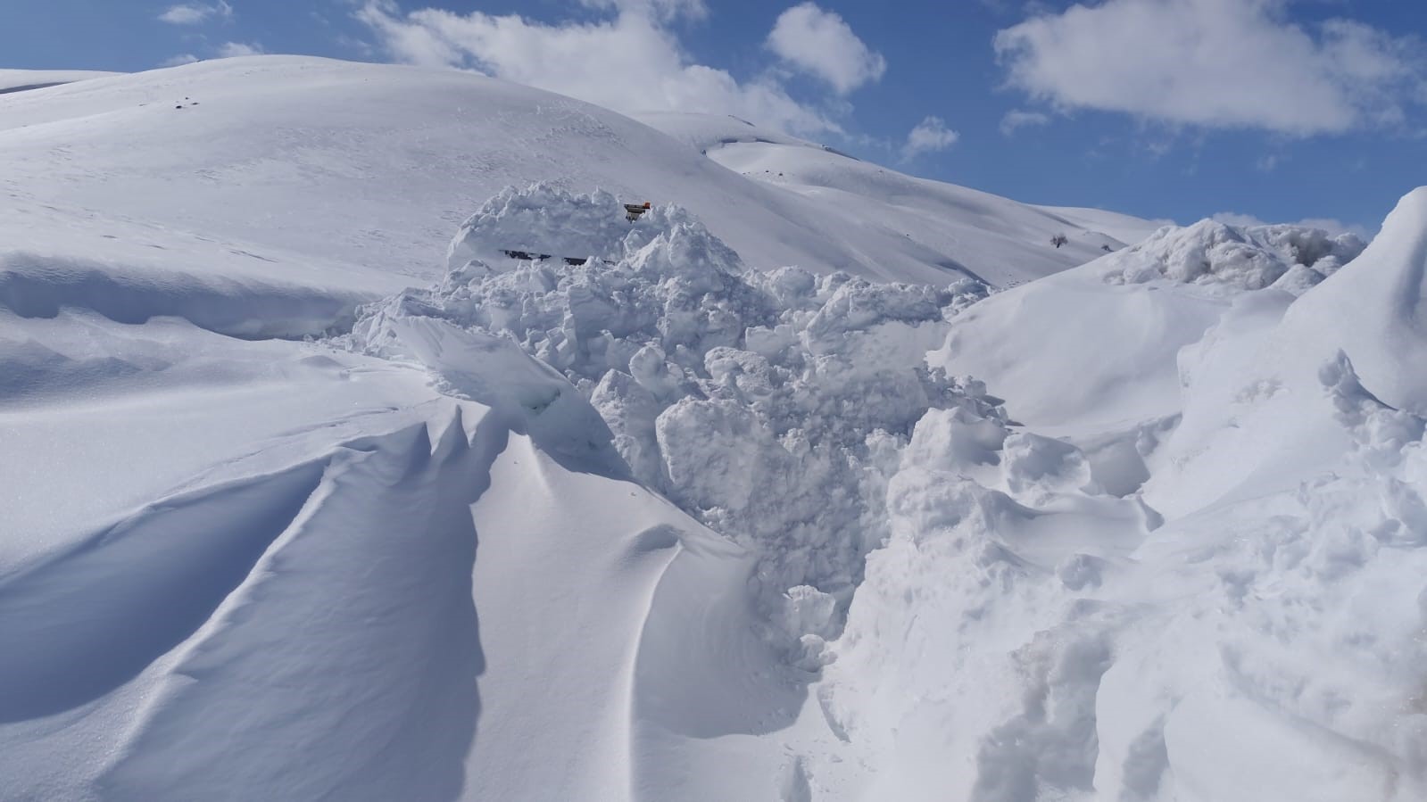Van’da 5 metreyi bulan karda yol açma çalışması
