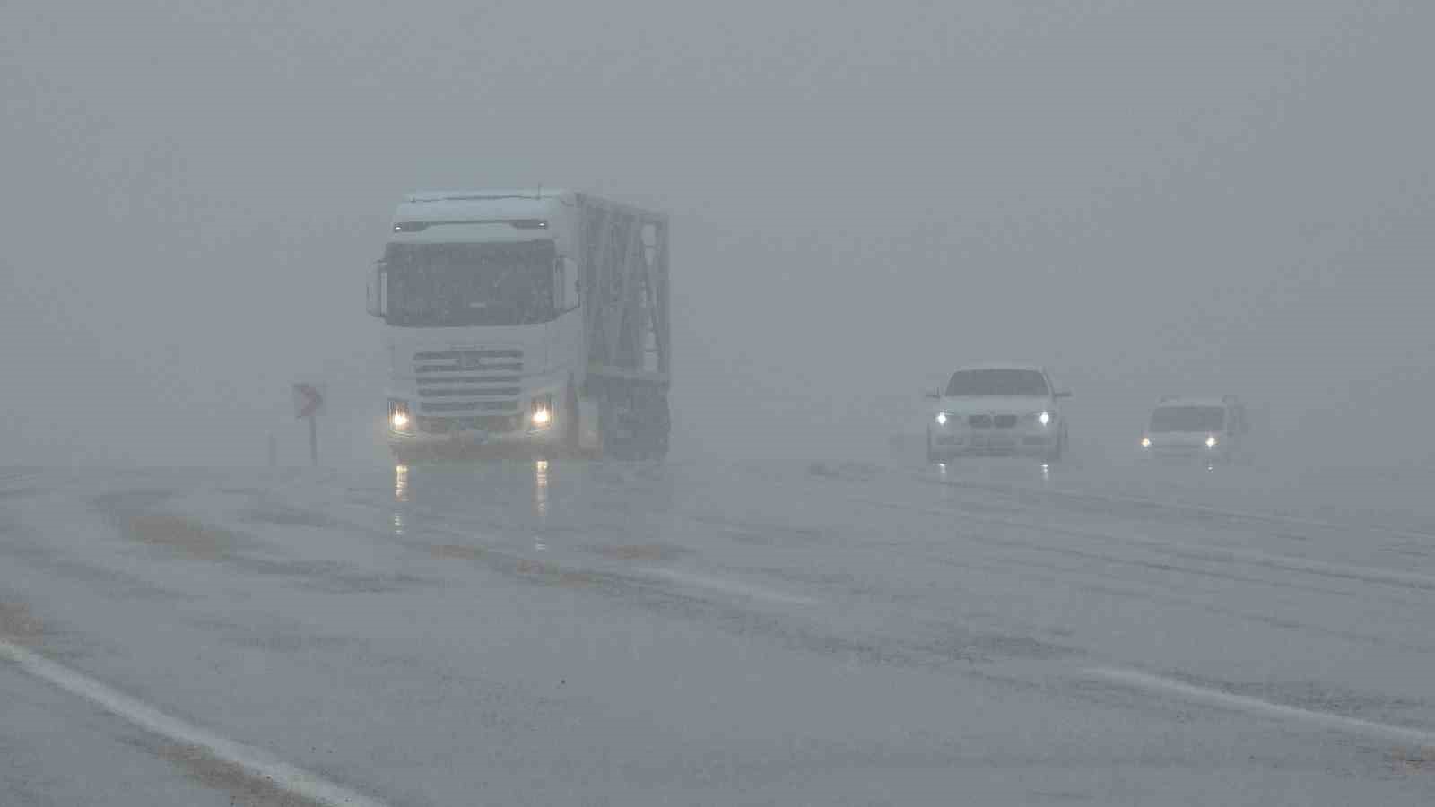 Van’da 50 yerleşim yerinin yolu kapalı

