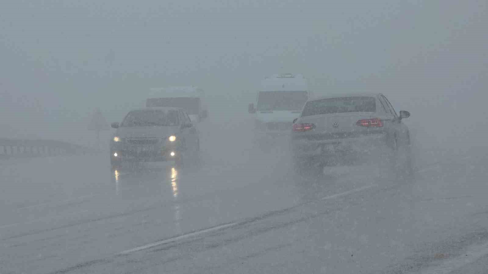 Van’da 50 yerleşim yerinin yolu kapalı
