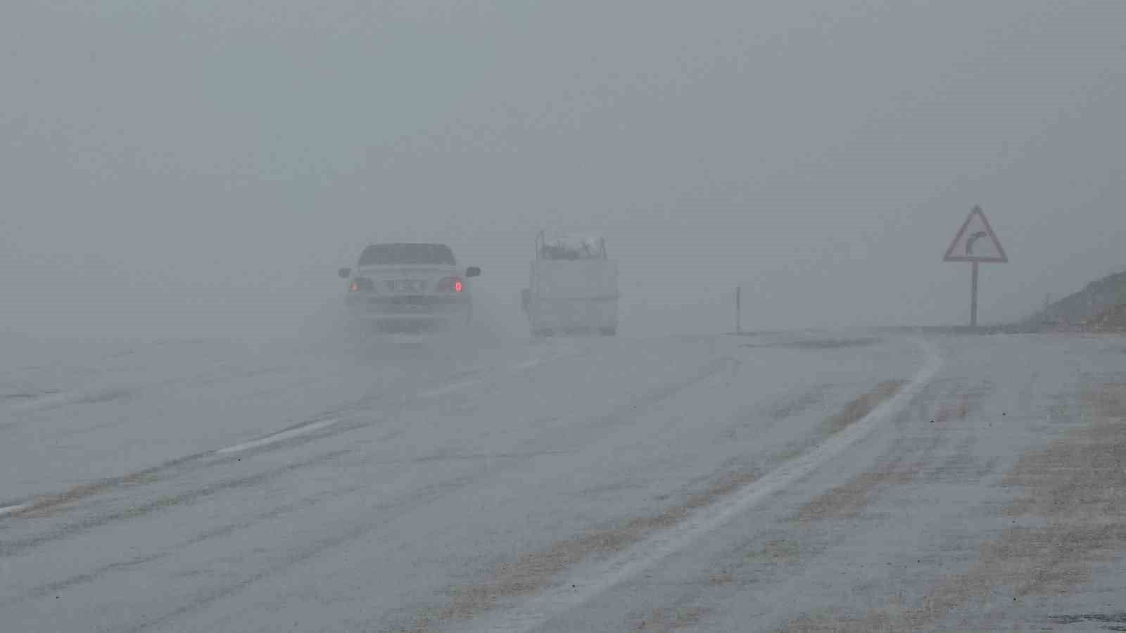 Van’da 50 yerleşim yerinin yolu kapalı

