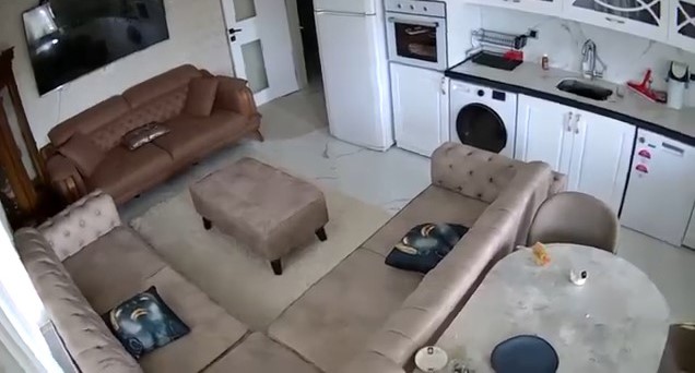 Van’da 5.2 büyüklüğünde deprem: Sarsıntı anı kamerada
