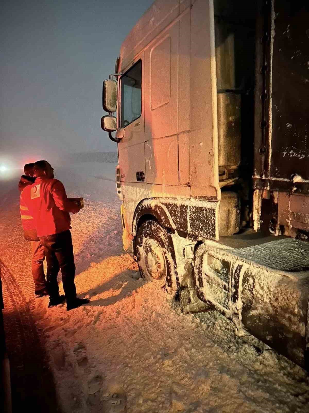 Van’da 53 yerleşim yerinin yolu kapalı
