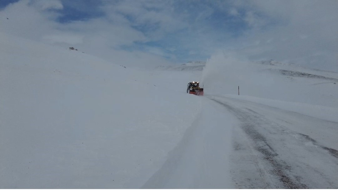 Van’da 53 yerleşim yerinin yolu kapalı
