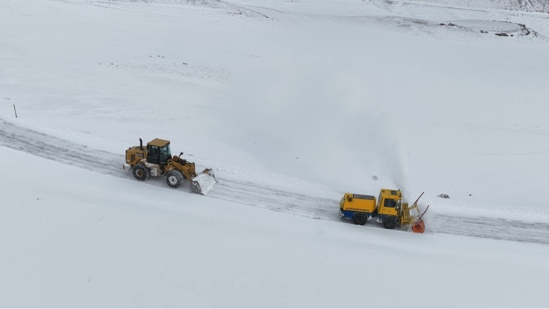 Van’da 53 yerleşim yerinin yolu kapalı
