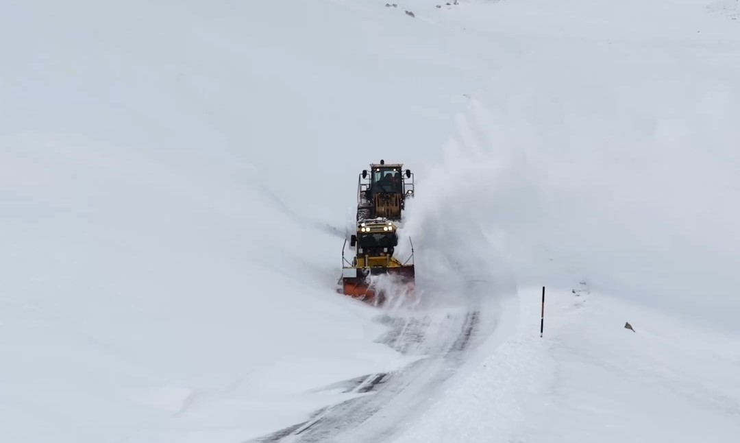 Van’da 53 yerleşim yerinin yolu kapalı
