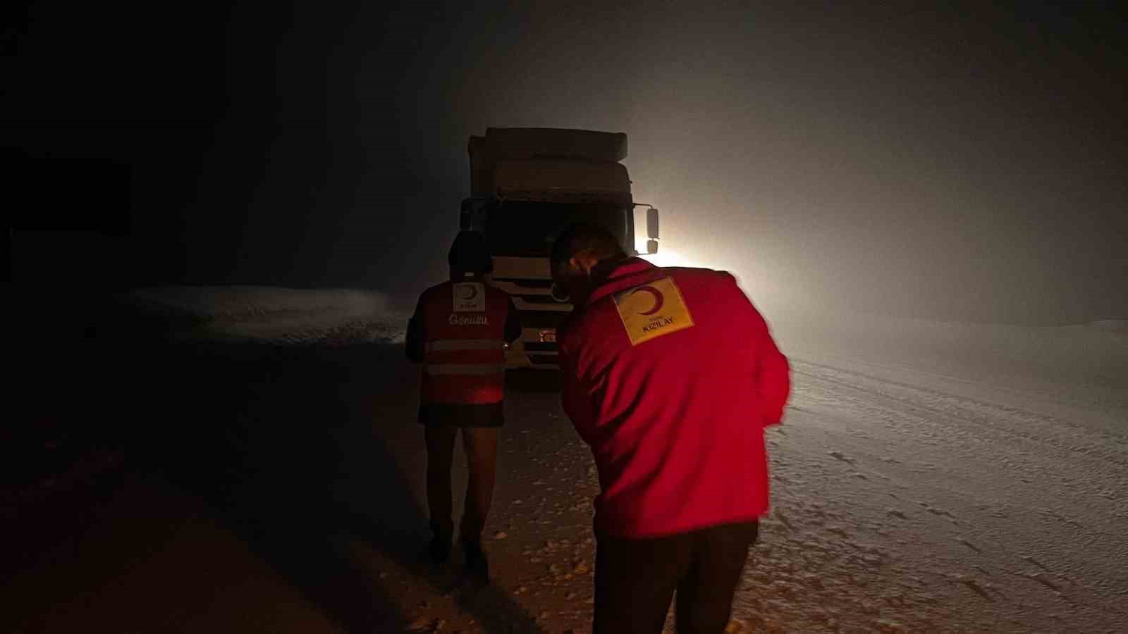 Van’da 53 yerleşim yerinin yolu kapalı
