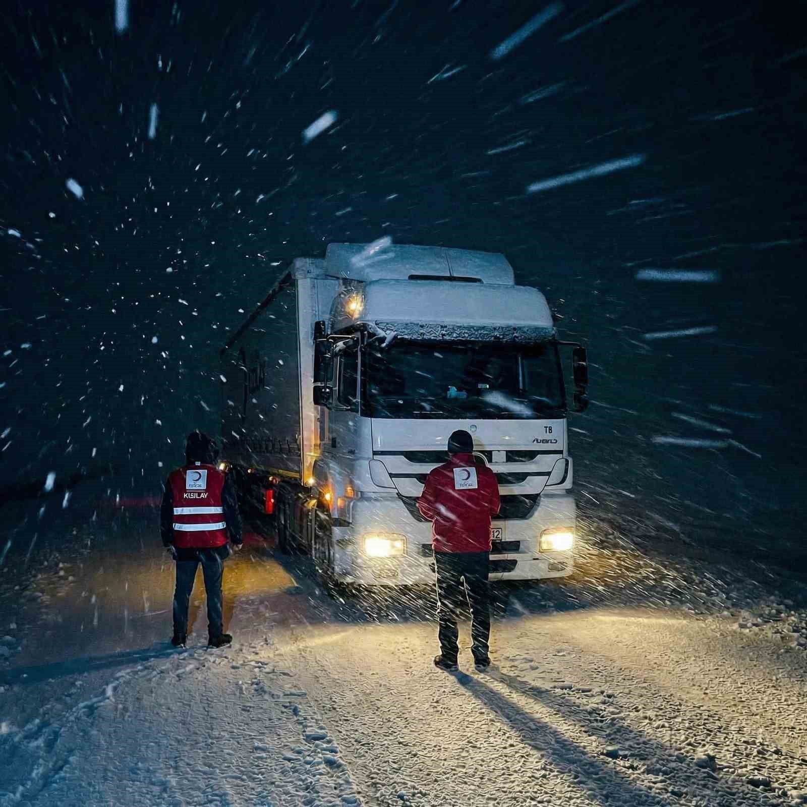 Van’da 53 yerleşim yerinin yolu kapalı
