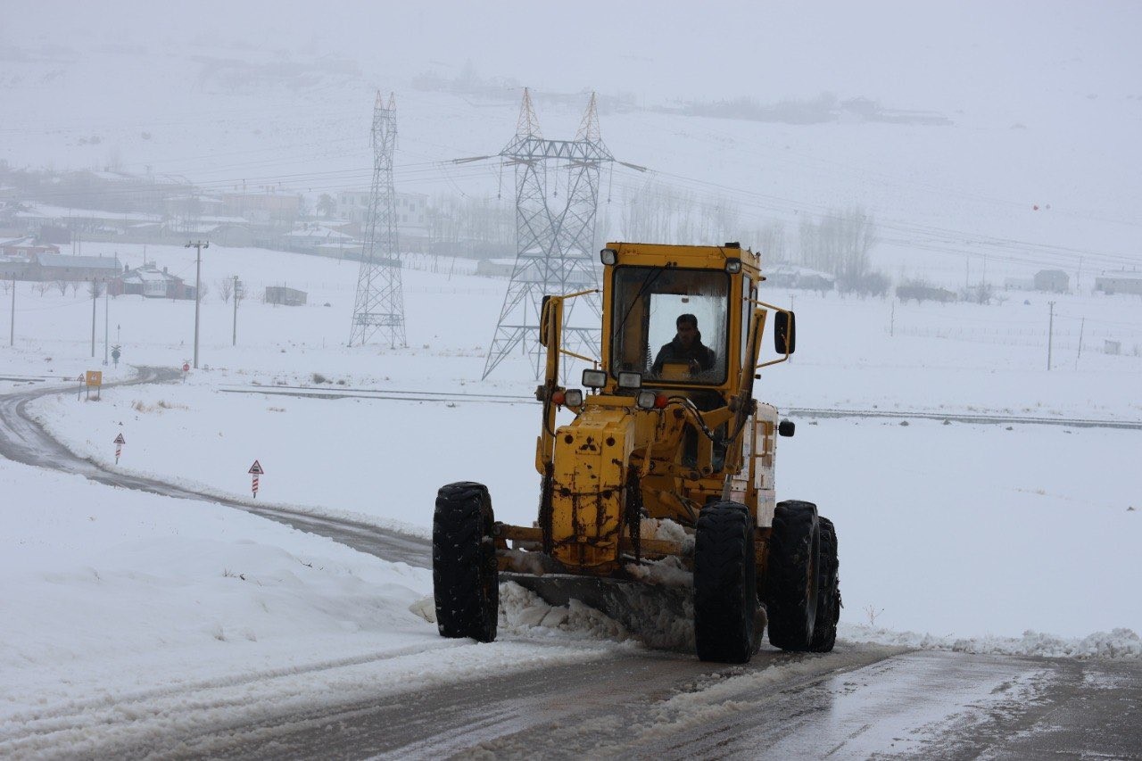 Van’da 76 yerleşim yerinin yolu kapalı
Van’da 76 yerleşim yerinin yolu kapalı
