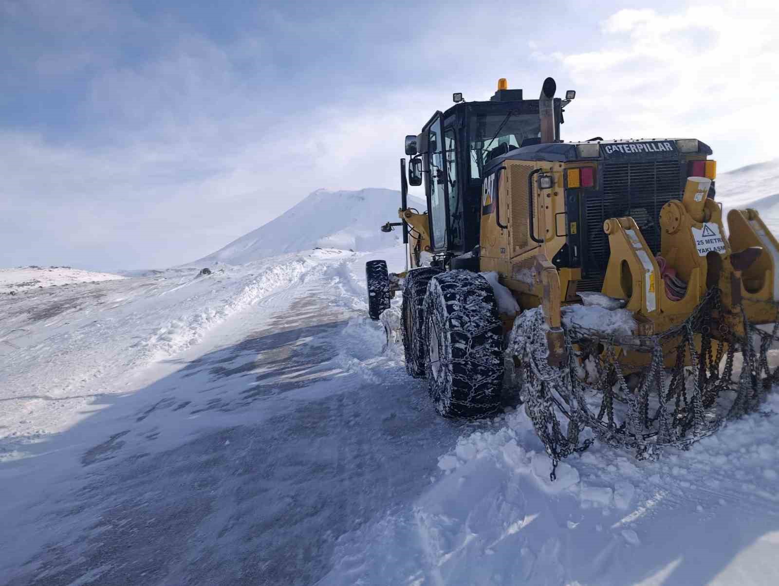 Van’da 97 yerleşim yerinin yolu kapalı
