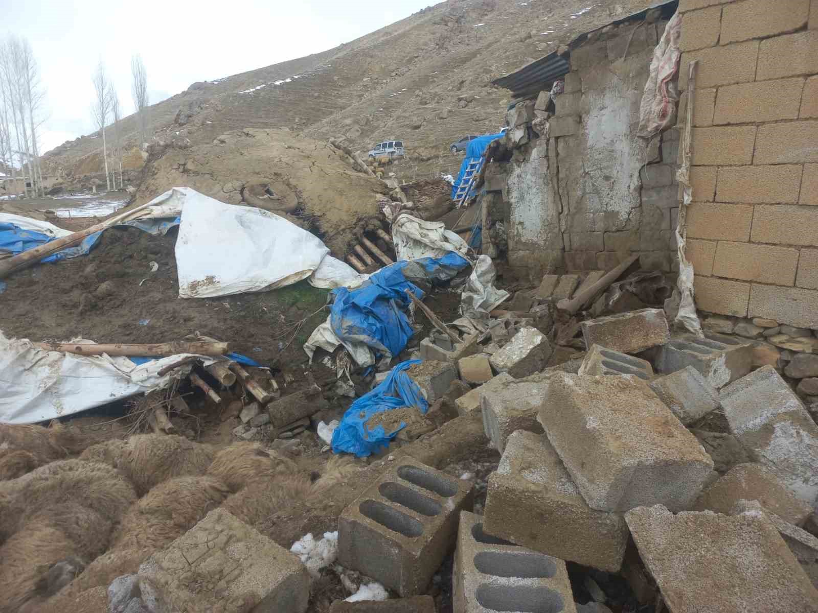 Van’da ahır çöktü, 23 küçükbaş hayvan telef oldu
