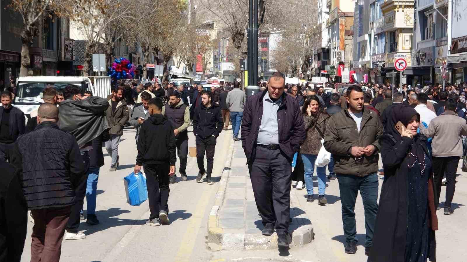 Van’da bayram telaşı: Caddeler doldu taştı
