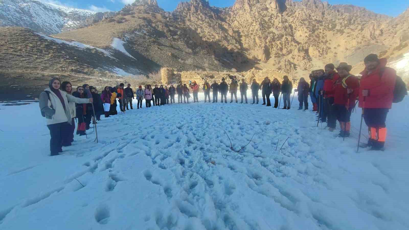 Van’da beyaz örtü altında tarihe yolculuk: Der Meryem Manastırı ziyaret edildi
Van’da beyaz örtü altında tarihe yolculuk: Der Meryem Manastırı ziyaret edildi