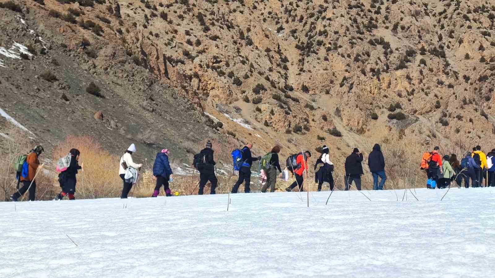 Van’da beyaz örtü altında tarihe yolculuk: Der Meryem Manastırı ziyaret edildi
Van’da beyaz örtü altında tarihe yolculuk: Der Meryem Manastırı ziyaret edildi