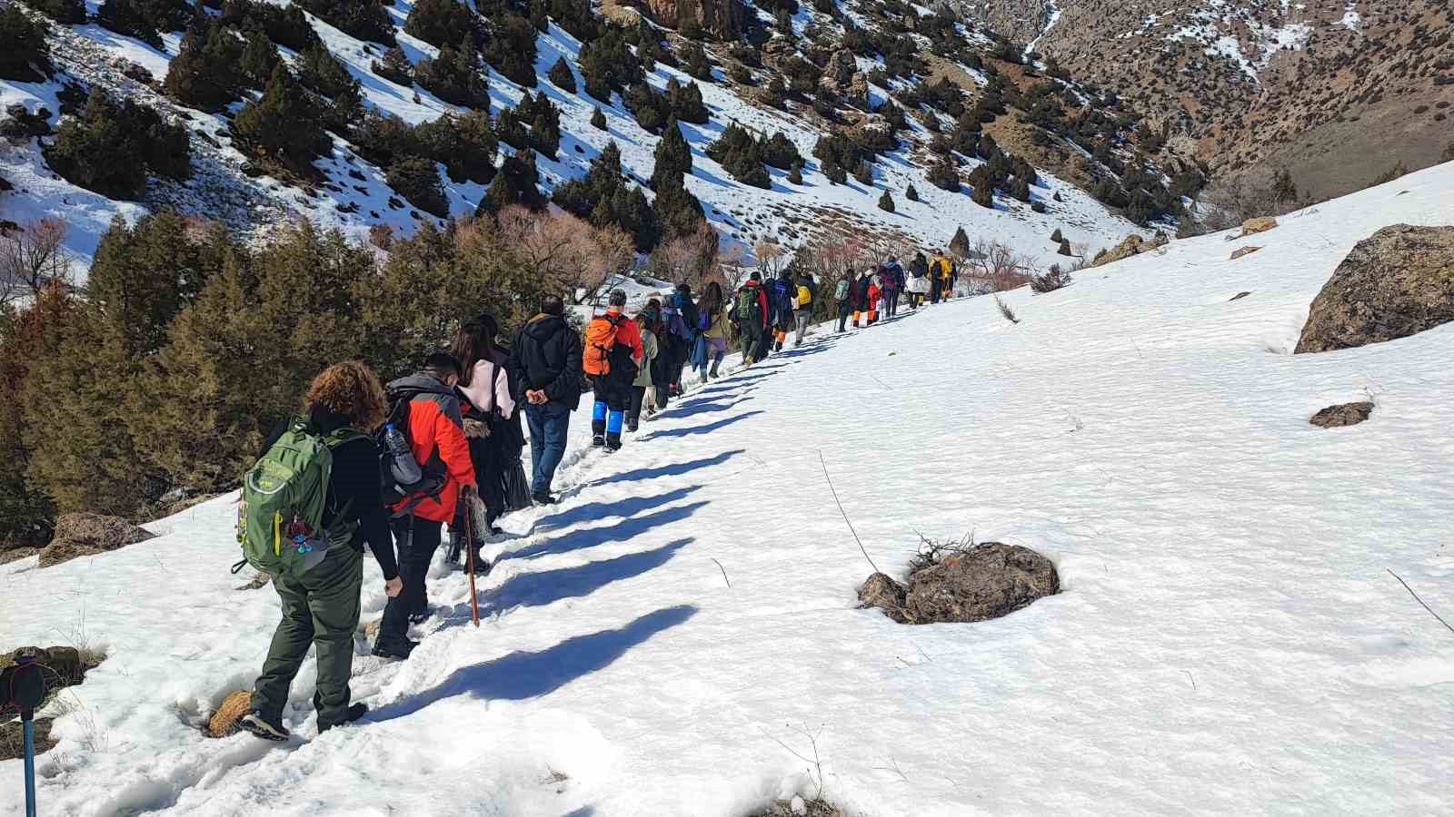Van’da beyaz örtü altında tarihe yolculuk: Der Meryem Manastırı ziyaret edildi
Van’da beyaz örtü altında tarihe yolculuk: Der Meryem Manastırı ziyaret edildi