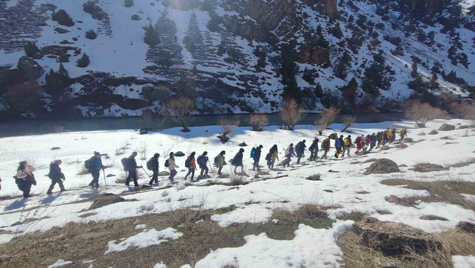 Van’da beyaz örtü altında tarihe yolculuk: Der Meryem Manastırı ziyaret edildi
Van’da beyaz örtü altında tarihe yolculuk: Der Meryem Manastırı ziyaret edildi