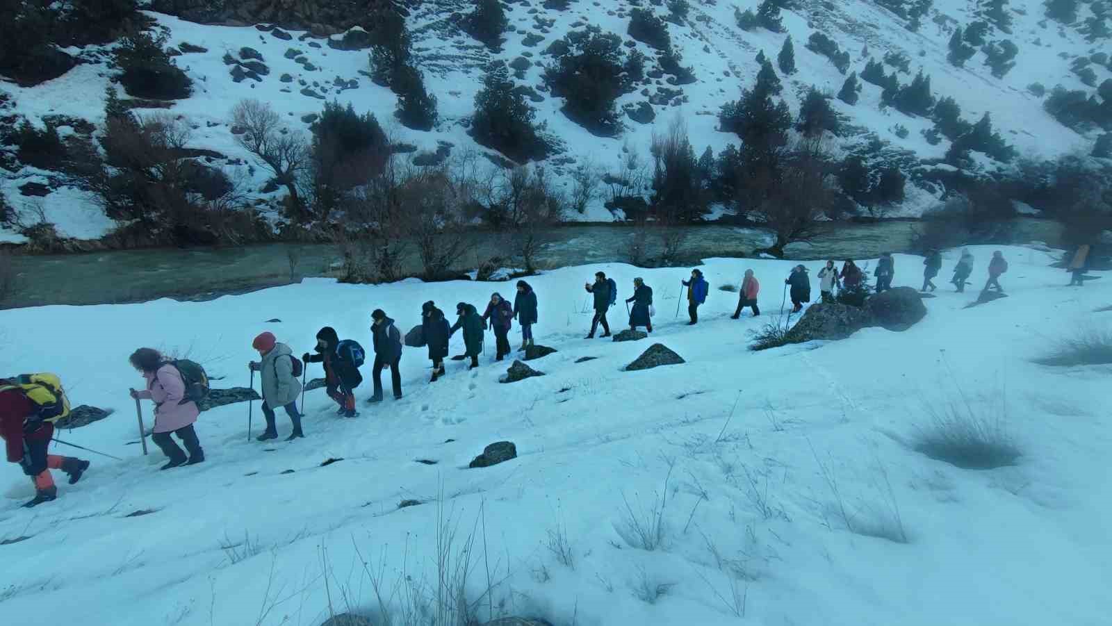 Van’da beyaz örtü altında tarihe yolculuk: Der Meryem Manastırı ziyaret edildi
Van’da beyaz örtü altında tarihe yolculuk: Der Meryem Manastırı ziyaret edildi