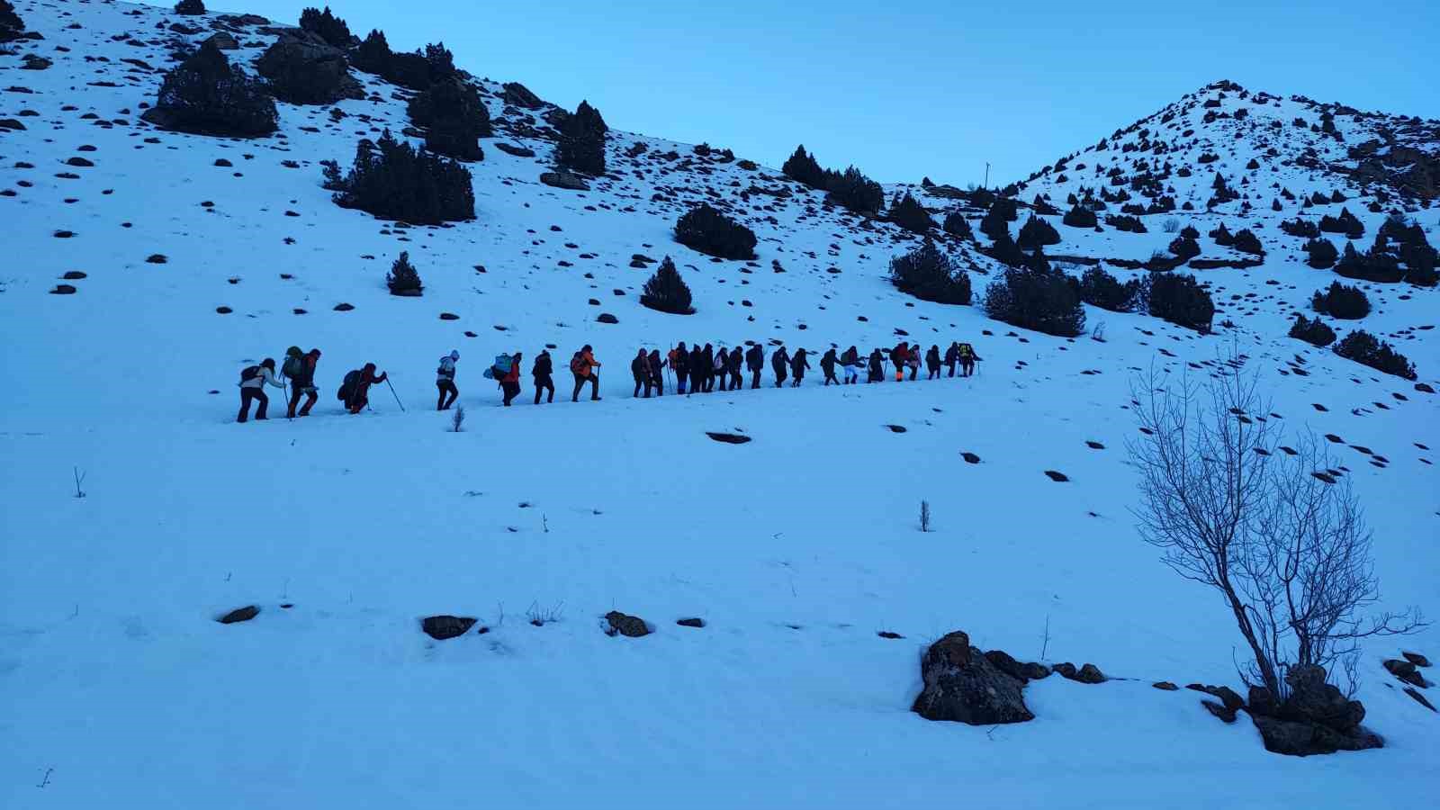 Van’da beyaz örtü altında tarihe yolculuk: Der Meryem Manastırı ziyaret edildi
Van’da beyaz örtü altında tarihe yolculuk: Der Meryem Manastırı ziyaret edildi