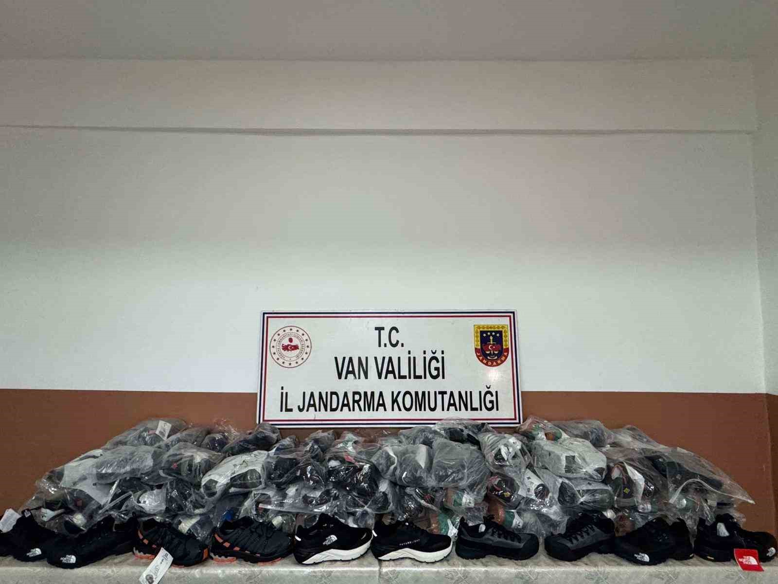 Van’da bin 410 adet epidotlu kuvars taşı ele geçirildi
