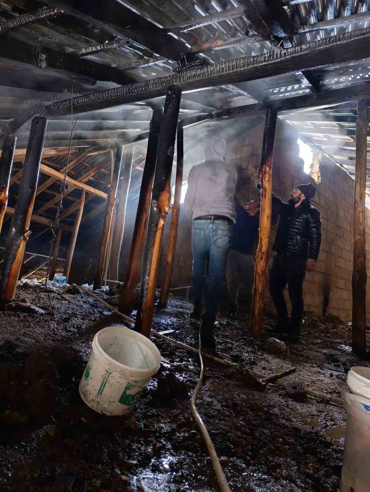 Van’da çatı yangını
