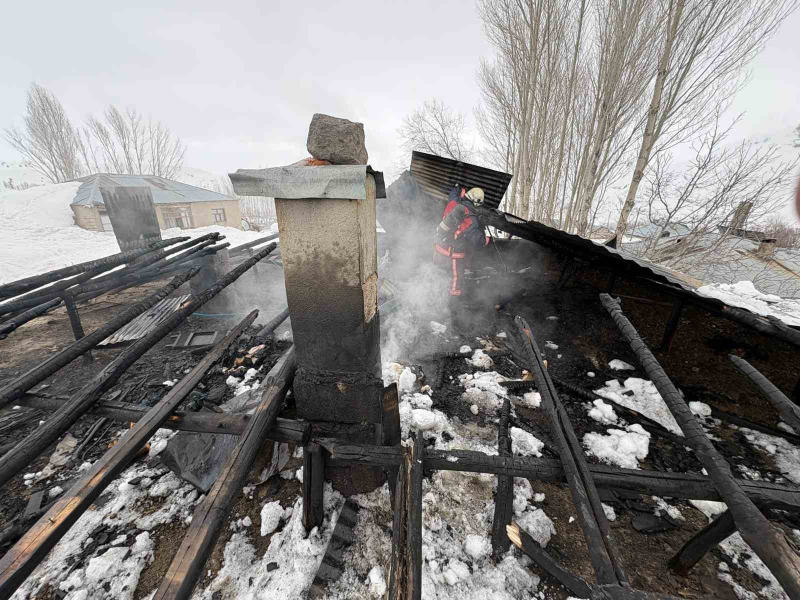 Van’da çatı yangını
