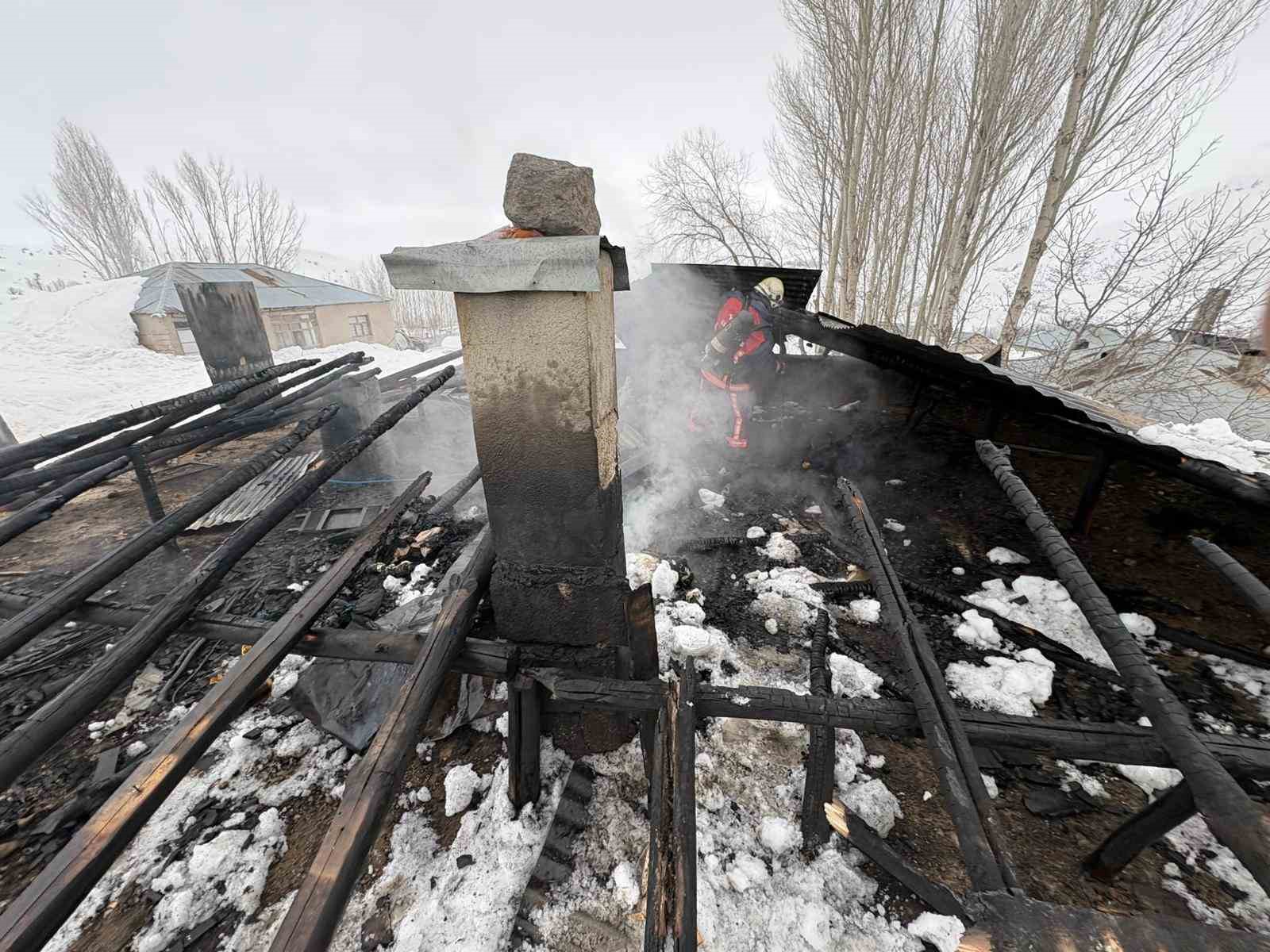 Van’da çatı yangını
