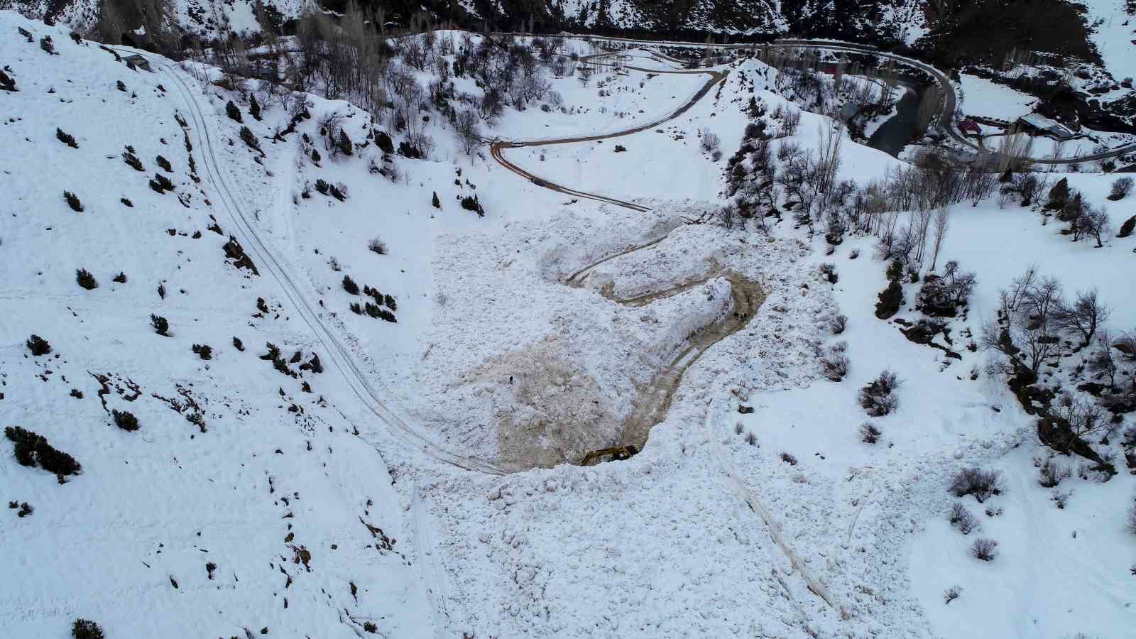 Van’da çığ düşen yol ulaşıma açıldı
