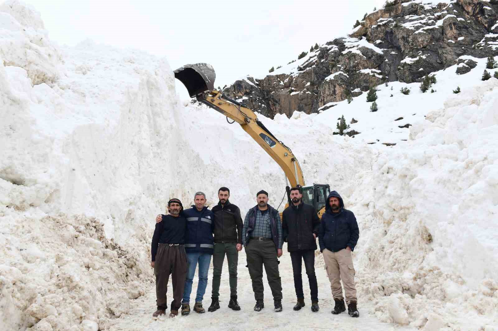 Van’da çığ düşen yol ulaşıma açıldı
