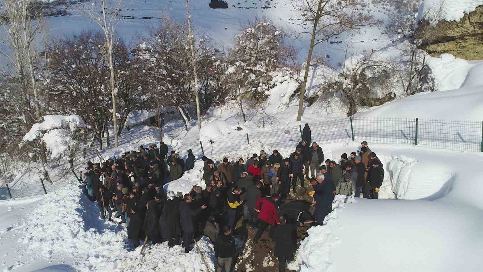 Van’da çığ felaketinde hayatını kaybeden kadın son yolculuğuna uğurlandı
