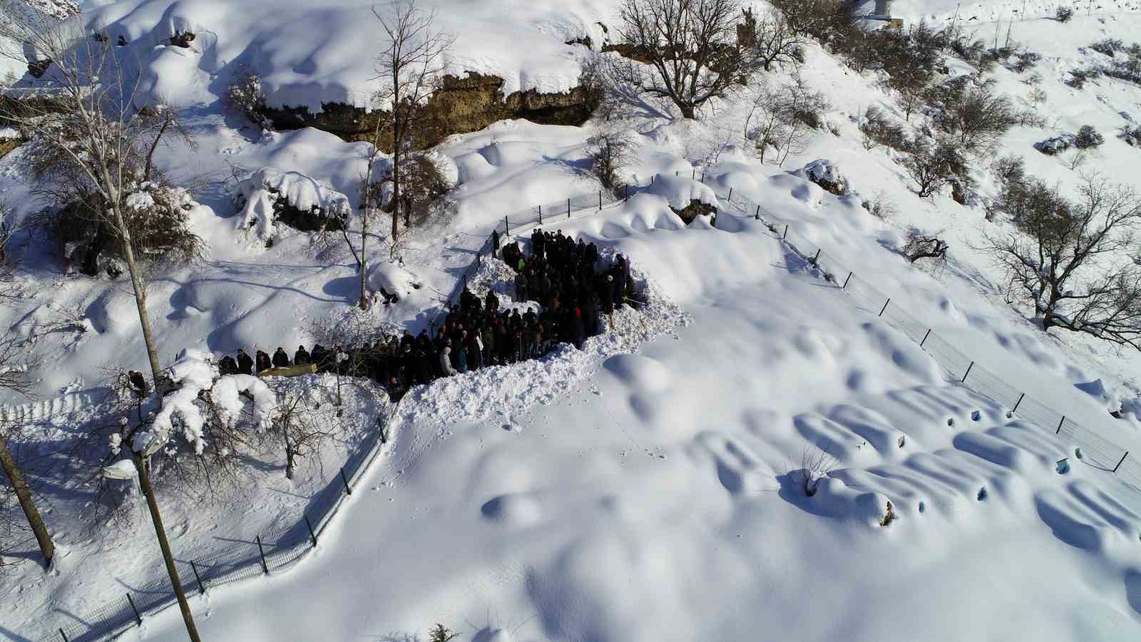 Van’da çığ felaketinde hayatını kaybeden kadın son yolculuğuna uğurlandı
