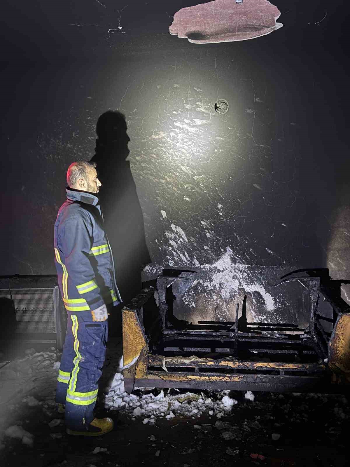 Van’da çıkan yangında bir ev kullanılamaz hale geldi
