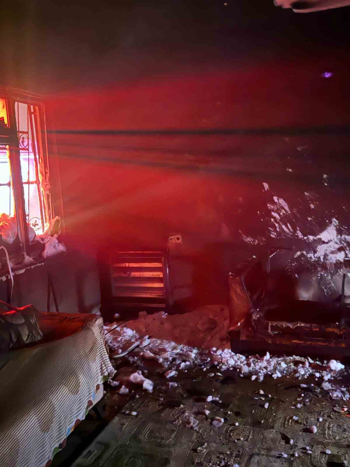 Van’da çıkan yangında bir ev kullanılamaz hale geldi
